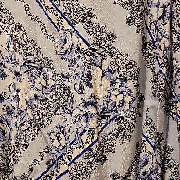 Torrid size 0 blue & white floral print maxi dress. - Picture 2 of 5